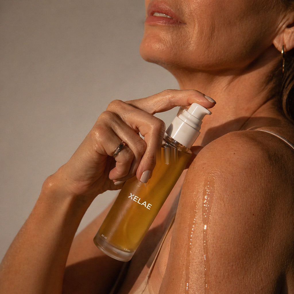 Donna che applica l'olio botanico sulla spalla