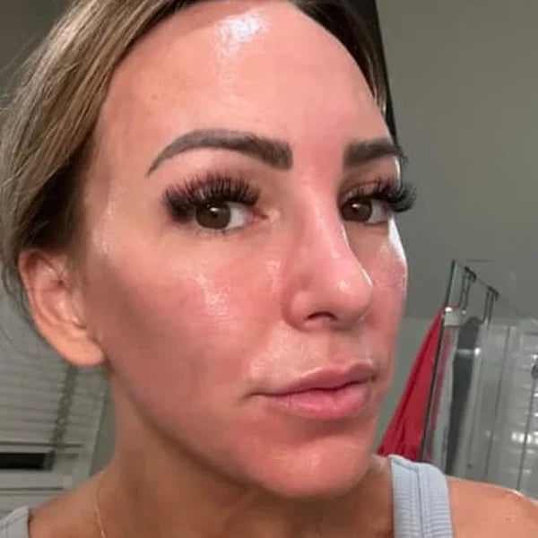 Clienta con su crema ReActive+ de XELAE