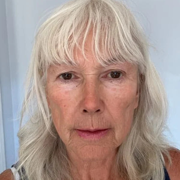 Clienta con su crema ReActive+ de XELAE