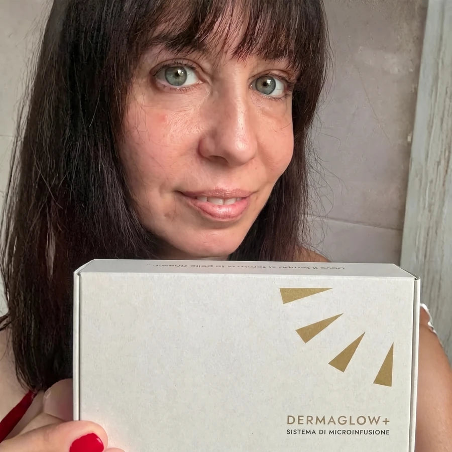 Clienta con su kit DermaGlow+